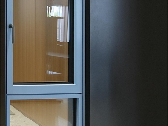 GPN80 Úzkorámové hliníkové otočně-sklopné okno (1)