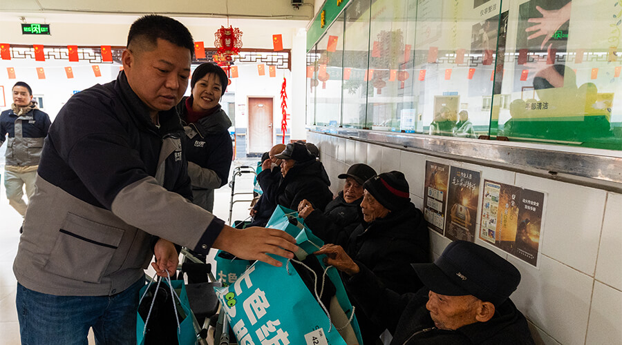 Love Warms the Winter Solstice, Care Never Absent – A Visit to Senior Care Centers by LEAWOD (5)