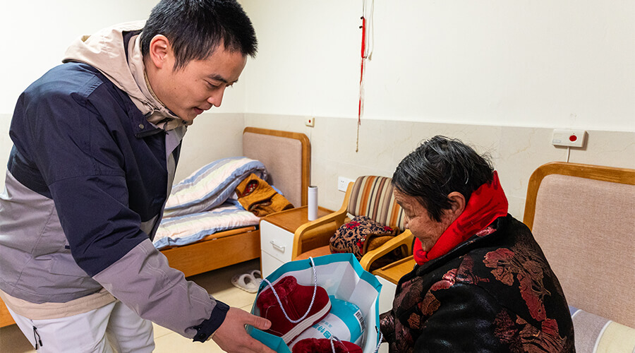 Love Warms the Winter Solstice, Care Never Absent – A Visit to Senior Care Centers by LEAWOD (6)